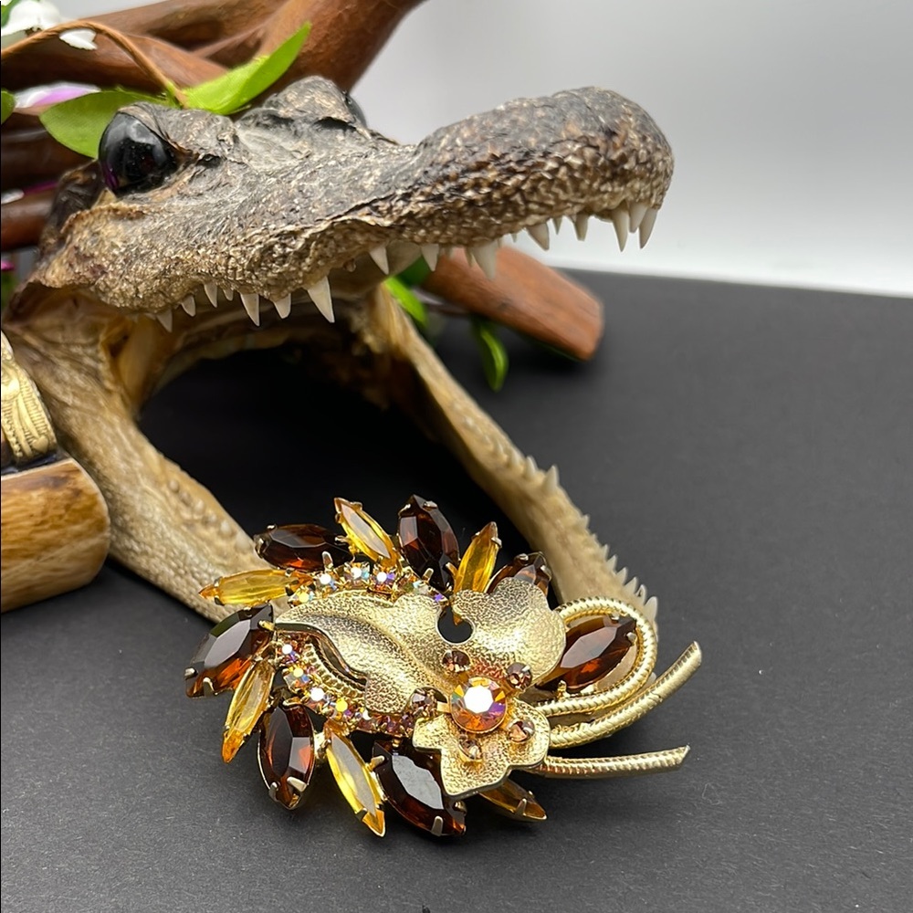 Juliana leaf motif brooch vintage verified 🔥
